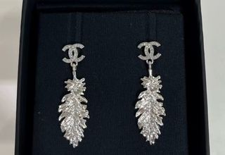 Pendientes Chanel largos metal plateado