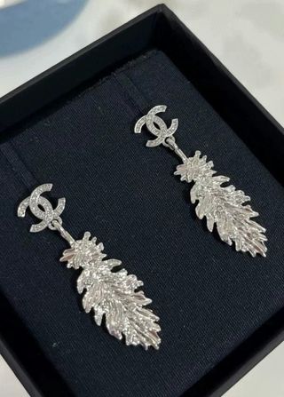 Pendientes Chanel largos metal plateado