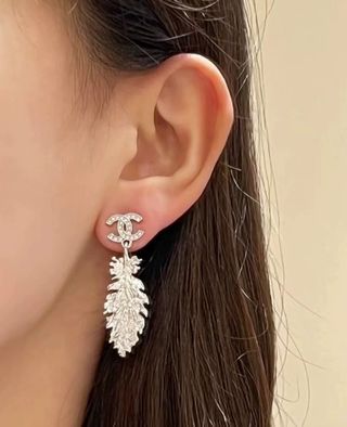 Pendientes Chanel largos metal plateado