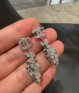 Pendientes Chanel largos metal plateado