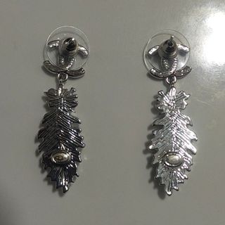 Pendientes Chanel largos metal plateado