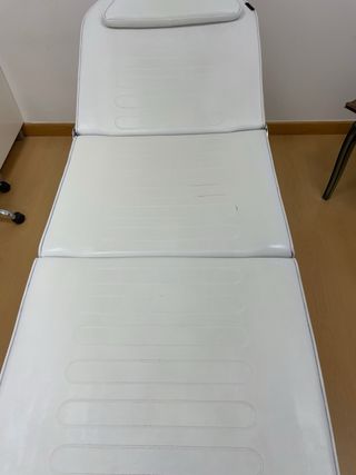 Dos camillas de estetica