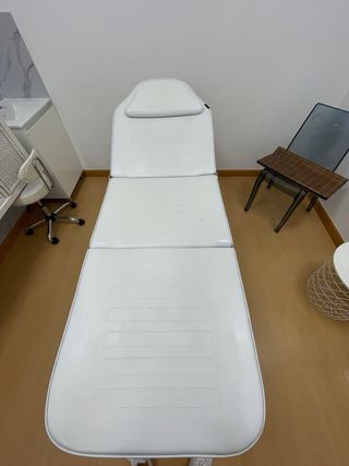 Dos camillas de estetica