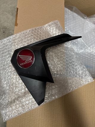 Tapa logo Honda Africa Twin lado derecho
