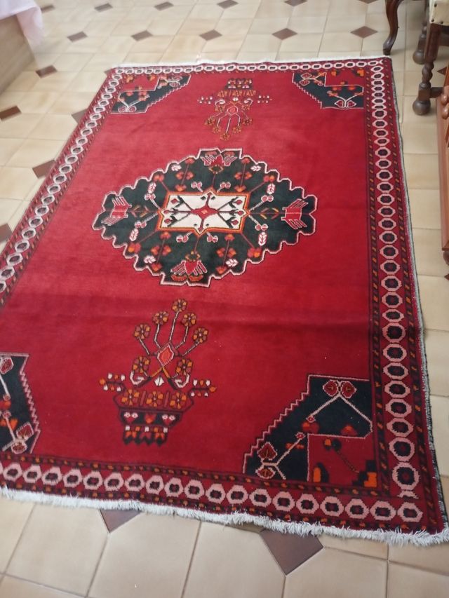 Alfombra persa roja y negra hecha amano Iran