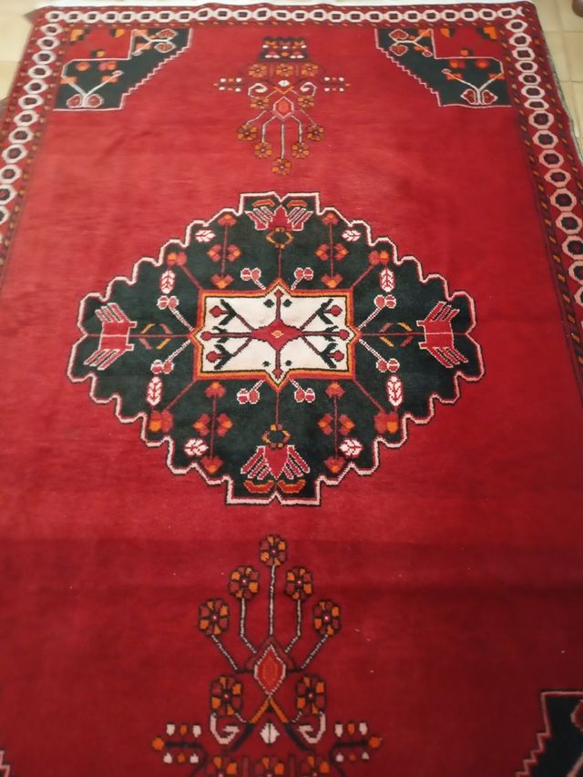 Alfombra persa roja y negra hecha amano Iran