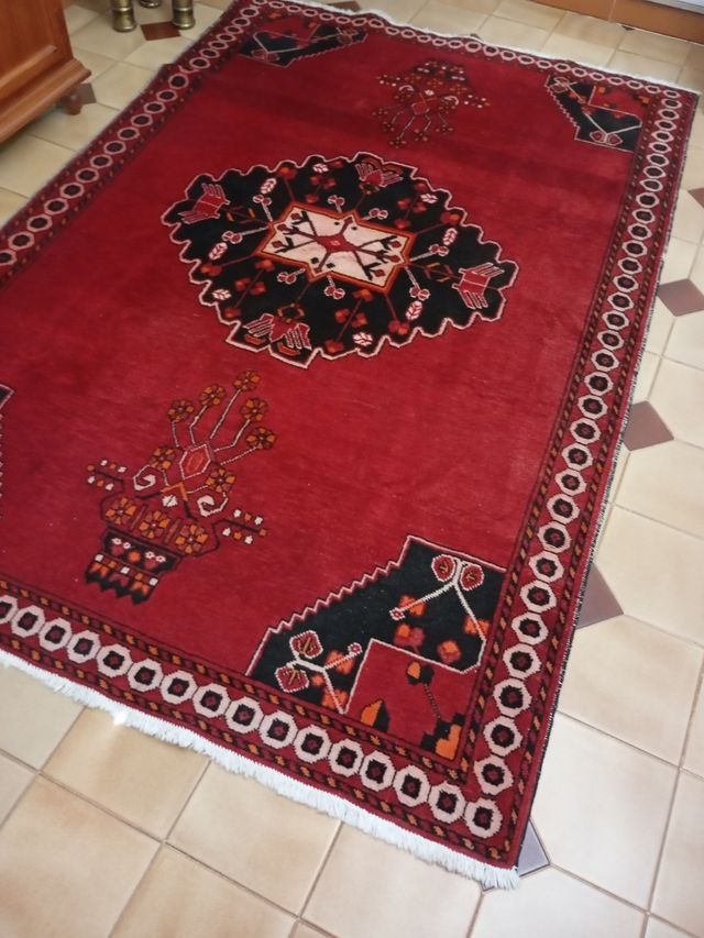 Alfombra persa roja y negra hecha amano Iran
