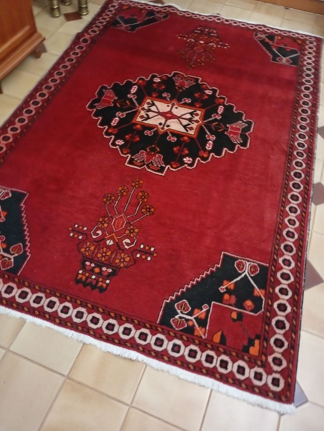 Alfombra persa roja y negra hecha amano Iran