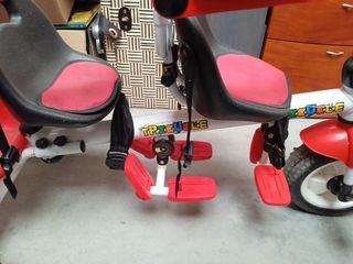 Triciclo gemelar rojo