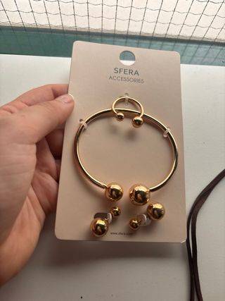 Collares, anillo, pendientes y pulsera de Sfera