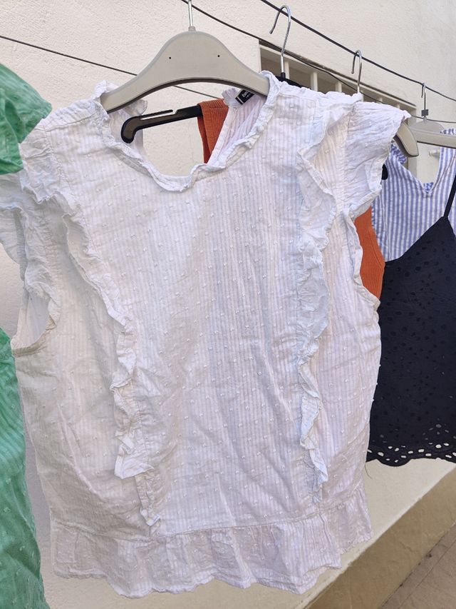 4 vestidos.1 bata 4 camisas.3 top .1 camiseta.