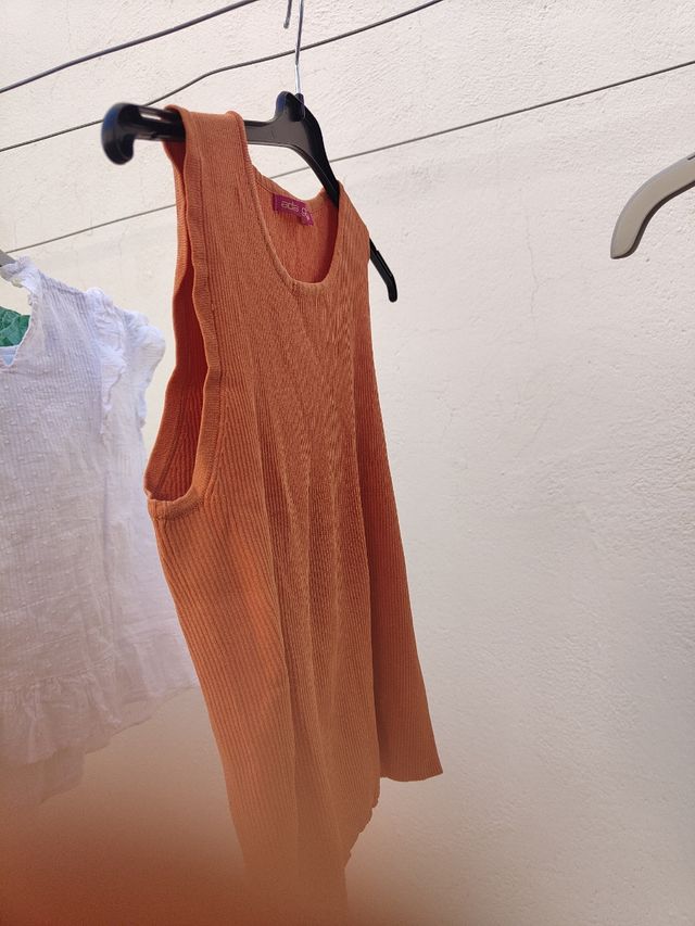 4 vestidos.1 bata 4 camisas.3 top .1 camiseta.