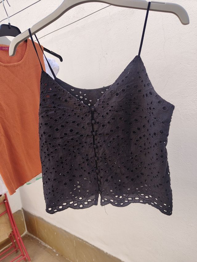 4 vestidos.1 bata 4 camisas.3 top .1 camiseta.