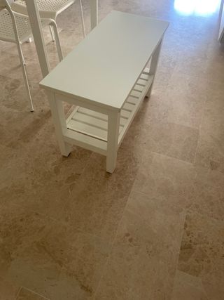 Banqueta blanca de madera