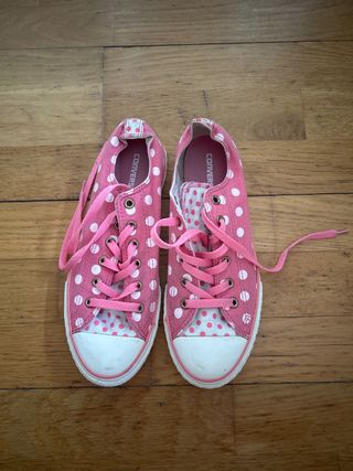 Converse rosas con lunares