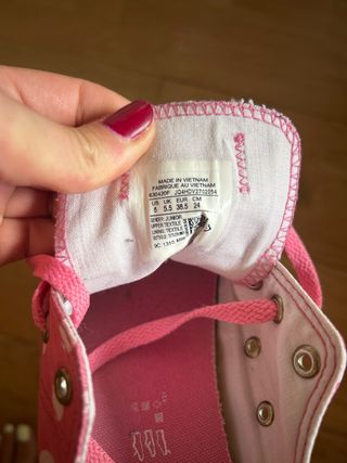 Converse rosas con lunares
