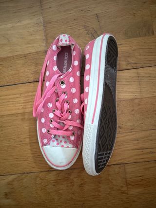 Converse rosas con lunares