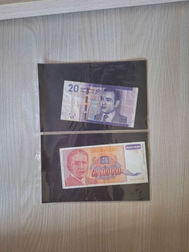 Monete e banconote d'epoca.