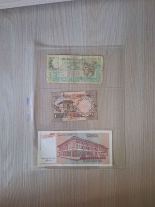 Monete e banconote d'epoca.