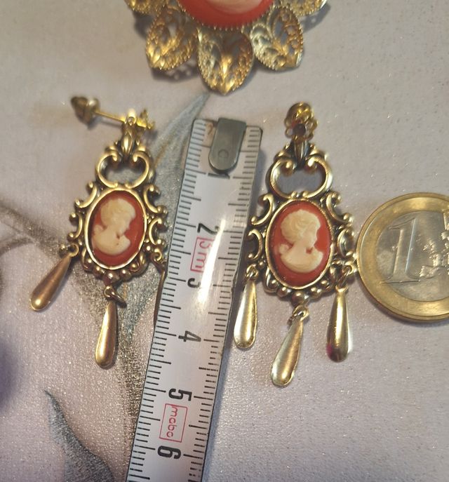 Camafeo y pendientes vintage dorados