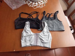 3 Tops deportivos - Negro y Gris