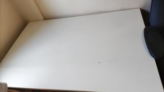 Mesa escritorio Ikea blanca, patas regulables.
