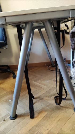 Mesa escritorio Ikea blanca, patas regulables.