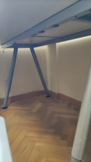 Mesa escritorio Ikea blanca, patas regulables.
