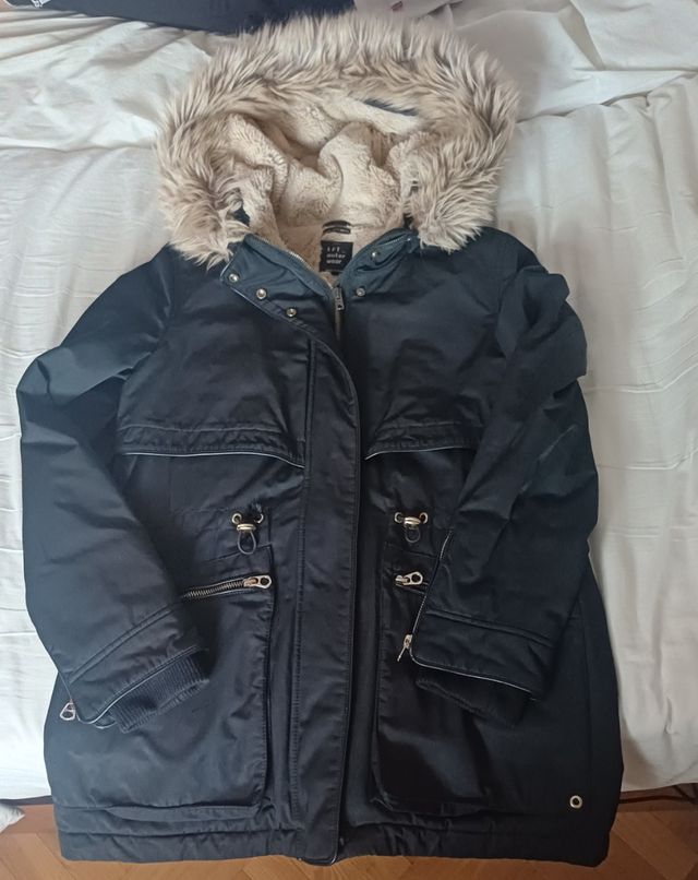 Abrigo invierno negro con capucha