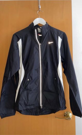 Chaqueta Nike negra impermeable