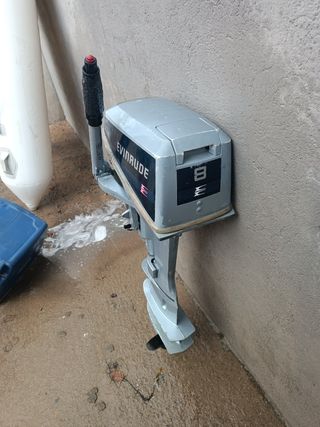 Zodiac 410 con motor Evinrude de 8 caballos