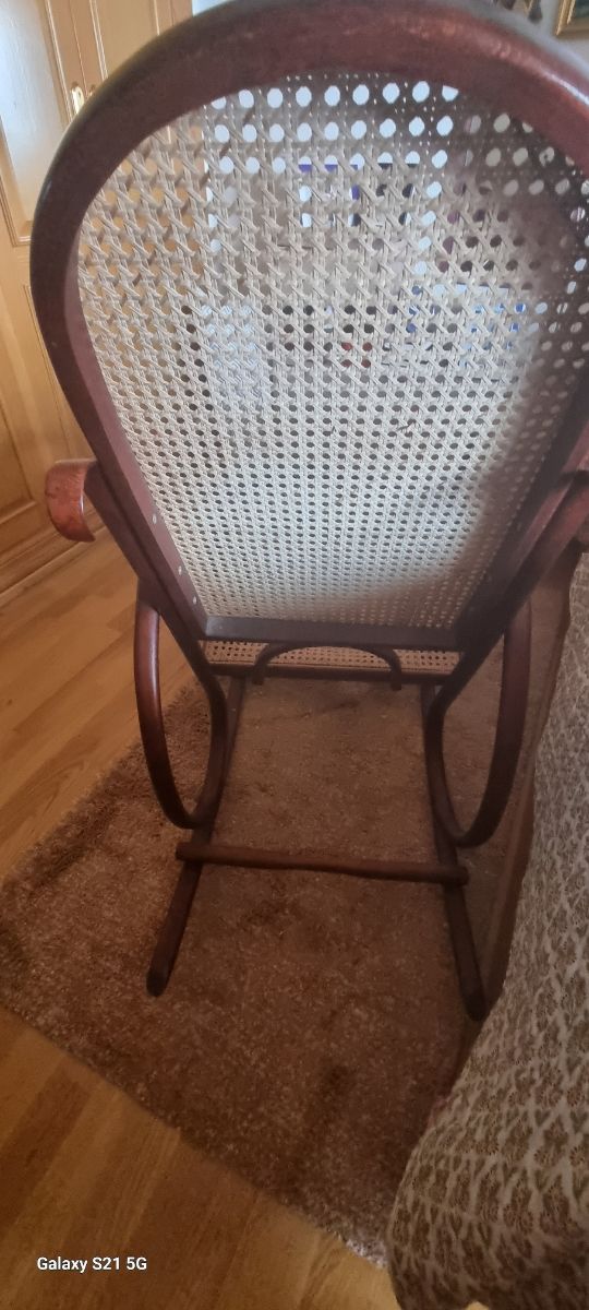 Mecedora de mimbre y madera marrón,más de 130 años