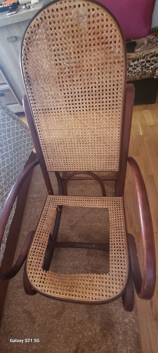 Mecedora de mimbre y madera marrón,más de 130 años