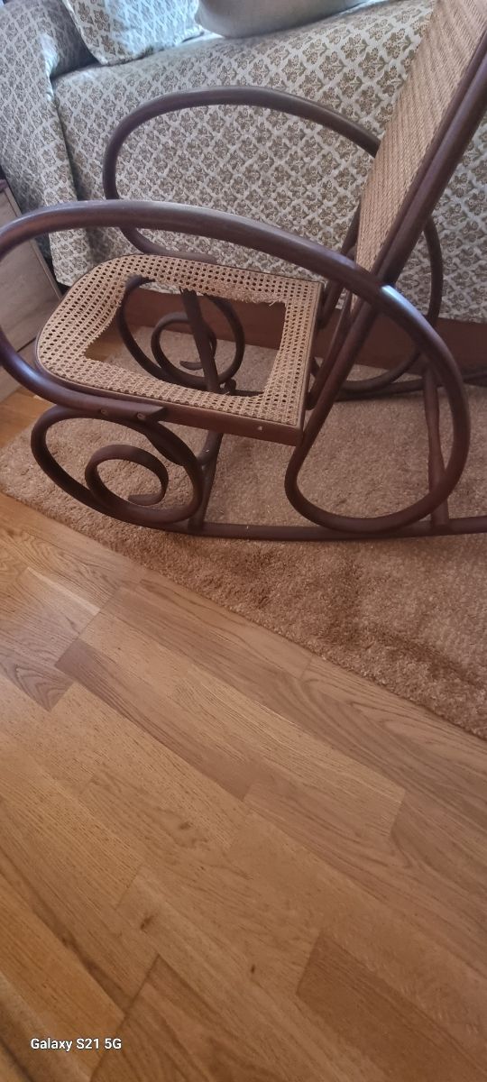 Mecedora de mimbre y madera marrón,más de 130 años