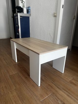 Mesa baja blanca y marrón con compartimento