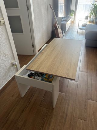 Mesa baja blanca y marrón con compartimento