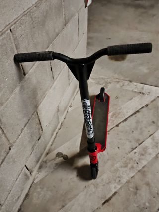 Monopatín rojo usado