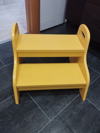 TROGEN
Taburete infantil de madera. 