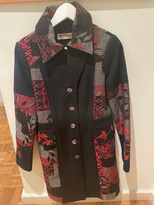 Abrigo elegante negro y rojo, talla S