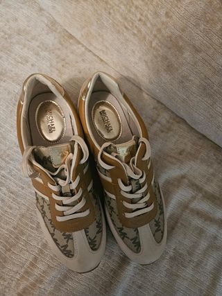 Zapatillas MICHAEL KORS beige y marrón