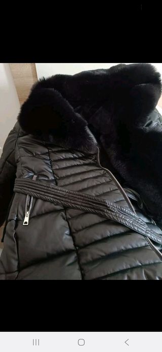 Abrigo acolchado negro con capucha