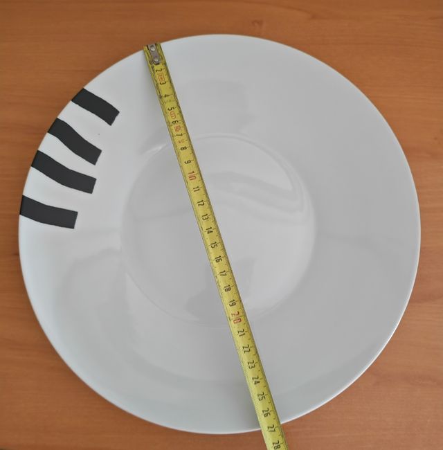 Louça Chillida - 1 prato fundo e 1 placa plana. 