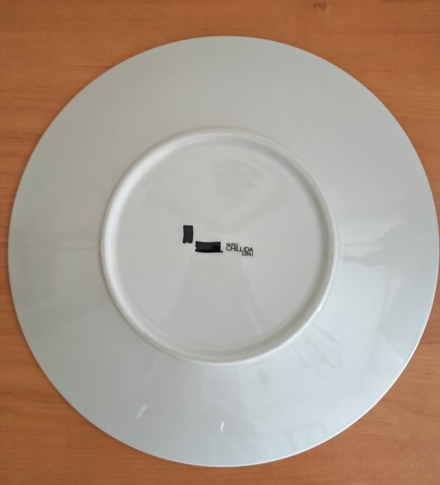 Louça Chillida - 1 prato fundo e 1 placa plana. 