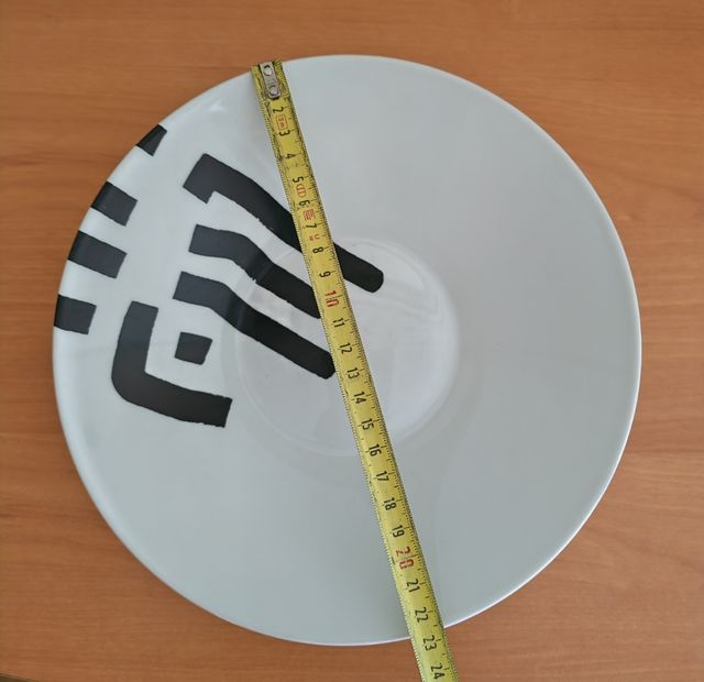 Louça Chillida - 1 prato fundo e 1 placa plana. 