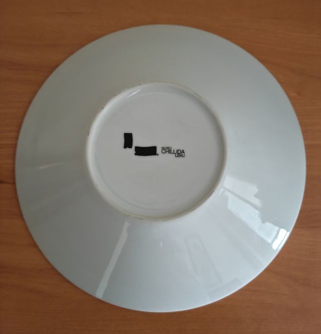 Louça Chillida - 1 prato fundo e 1 placa plana. 