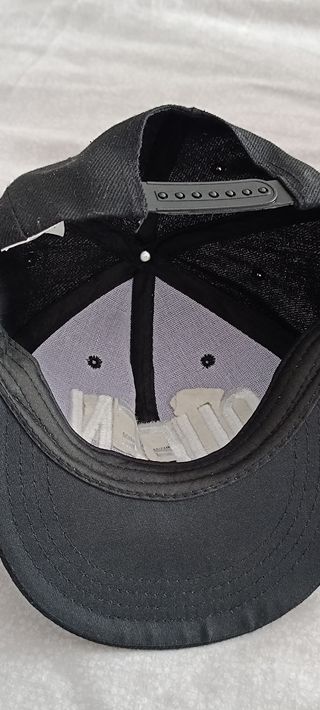 Gorra negra Queen