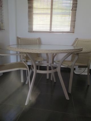 Mesa redonda con 4 sillas 