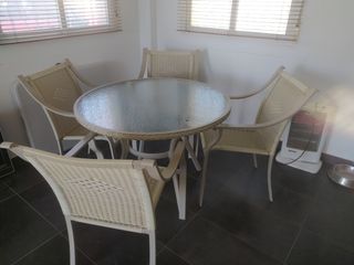 Mesa redonda con 4 sillas 