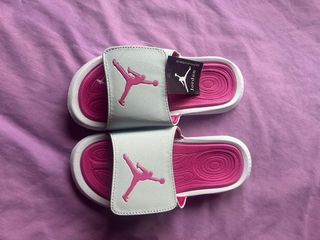 Chanclas Jordan rosas y blancas