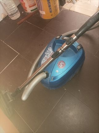 Aspiradora potente, azul